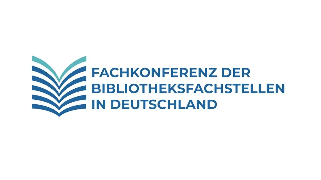 Logo der Fachkonferenz der Bibliotheksfachstellen in Deutschland. Es zeigt stilisierte Buchseiten in Blau und Türkis und den Schriftzug „Fachkonferenz der Bibliotheksfachstellen in Deutschland“.